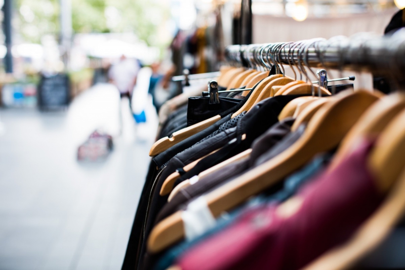vente-VALDEBLORE-min_blur_close_up_focus_hanger_jacket_market_people_rack-1176303