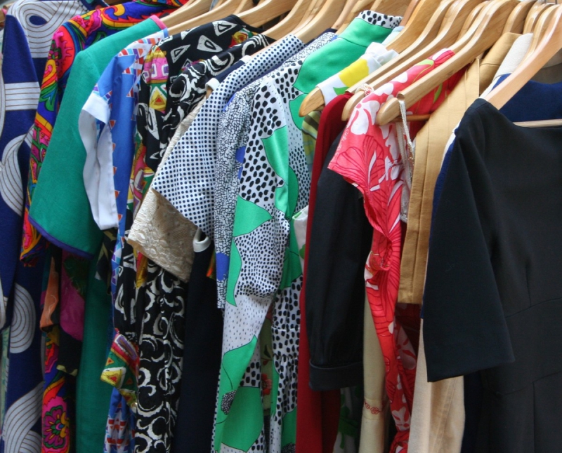 vente-VALDEBLORE-min_dresses_apparel_clothing_clothes_clothes_hangers_wooden_hangers_retail_shop_closet-1149845