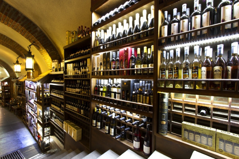 vente-VALDEBLORE-min_world_street_travel_shop_canon_georgia_wine_bottles-429767